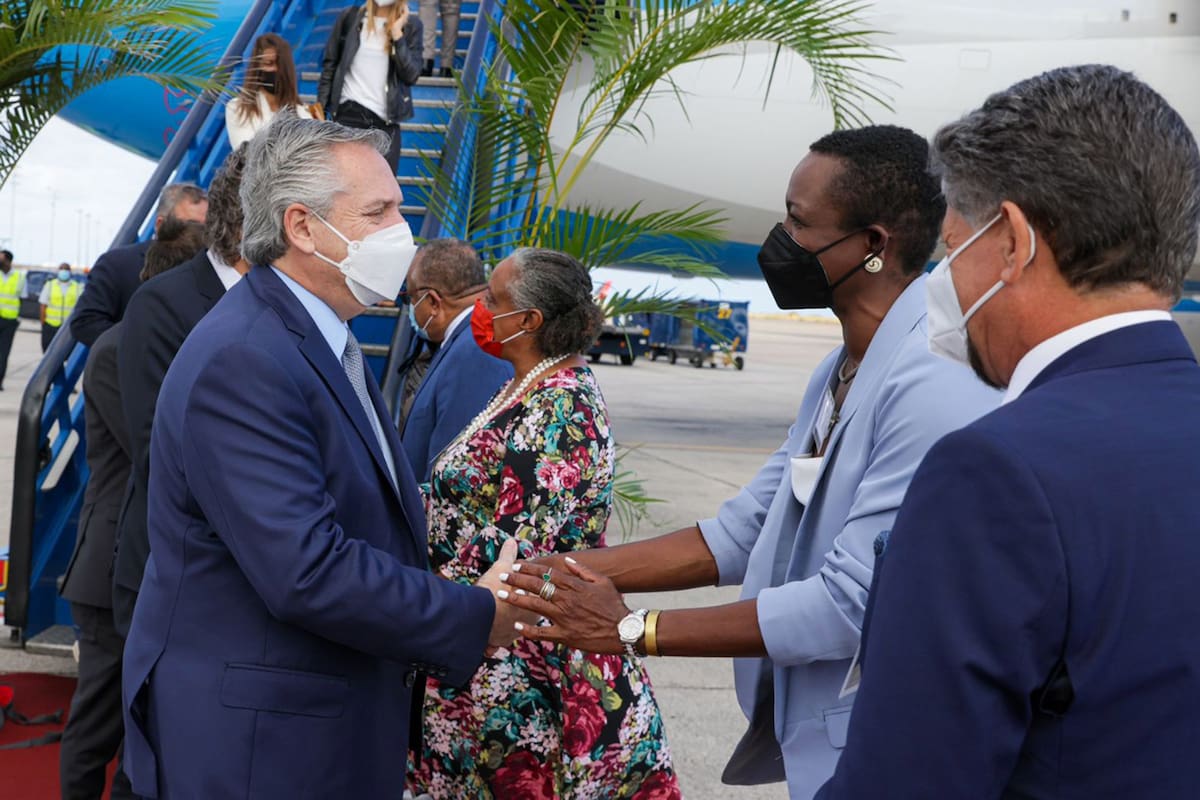 El mandatario y la comitiva fueron recibidos en el aeropuerto internacional Grantley Adams, ubicado en Seawell, por el ministro de Relaciones Exteriores y Comercio Internacional, Jerome Walcott,