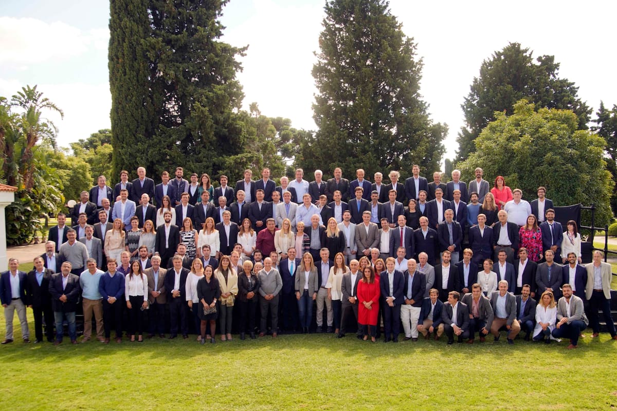 El mandatario y la gobernadora bonaerense se reunieron con intendentes de Buenos Aires en la residencia presidencial