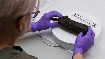 El manejo de los antiguos manuscritos encontrados en Herculano y Pompeya es una tarea muy delicada