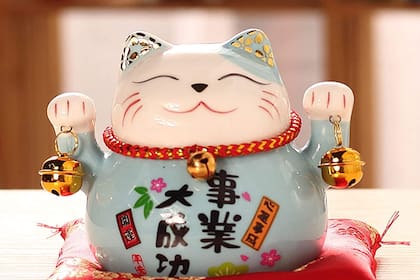 El maneki-neko, el gato de la buena suerte, se coloca en hogares para mejorar el flujo de energía positiva