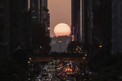 El Manhattanhenge es un fenómeno que ocurre dos veces por año y produce una alineación perfecta con las calles de la ciudad y el sol poniéndose en el horizonte, con los rascacielos como marco