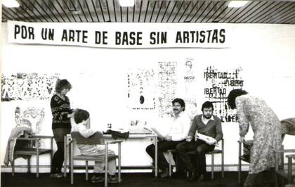 El manifiesto titulado "Por un arte de base sin artistas" inicia sus proyectos de creación colectiva realizados en calles y plazas de La Plata, Quilmes, Bernal, Buenos Aires y Mar del Plata