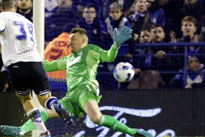 El mano a mano que Franco Armani le ganó a Abiel Osorio en los últimos minutos, crucial para mantener más abierta la serie que se definirá el miércoles en la cancha de River.