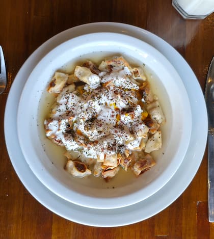 El mante, pasta rellena con carne especiada en caldo de osobuco, yogur natural, menta y sumakh, es una de las especialidades de Nani
