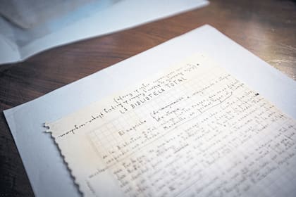 El manuscrito del texto “La Biblioteca Total”