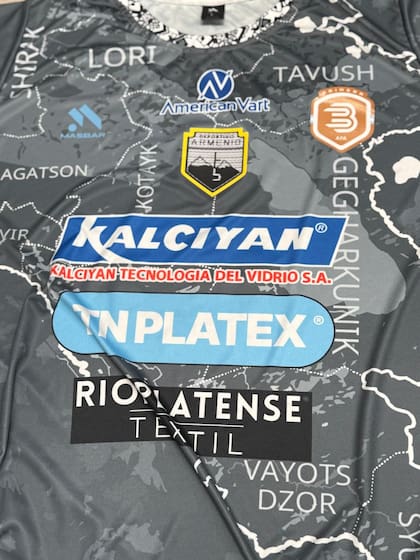 El mapa actual de Armenia, en la camiseta del Deportivo Armenio