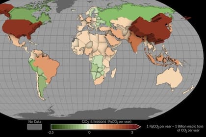 El mapa con las emisiones y absorciones netas medias de dióxido de carbono de 2015 a 2020 utilizando estimaciones basadas en las mediciones del satélite OCO-2 de la NASA