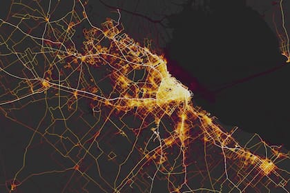 El mapa de calor muestra las zonas más populares para hacer ejercicio entre los usuarios de Strava; según unos investigadores, aunque es anónimo, es posible determinar el domicilio de los usuarios en las zonas no tan transitadas
