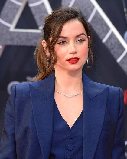 El maquillaje fue enmarcado con un labial color rojo