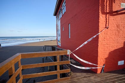 El mar avanzó sobre la línea de playa en Cariló y socavó las bases de las casillas de guardavidas