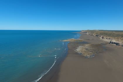 El mar, de aguas tibias y color turquesa, tiene poco oleaje. Se trata de una costa totalmente virgen