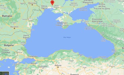 El Mar Negro y el puerto de Mykolaiv (indicado arriba), entre Kherson y Odessa, donde Ucrania hundió su fragata insigne