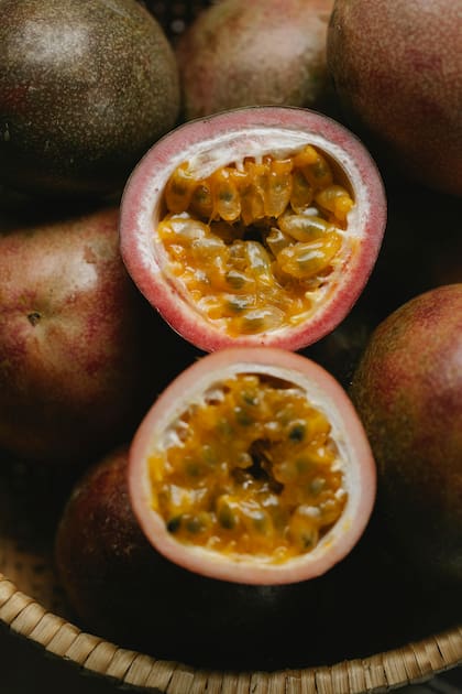 El maracuyá aporta aproximadamente 2.2 gramos de proteína por cada 100 gramos