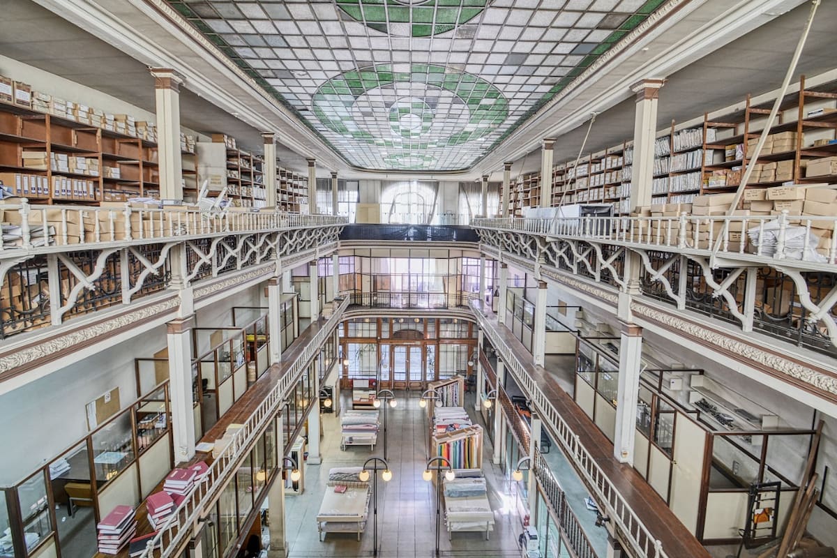 El maravilloso edificio es una empresa textil donde solían hacerse desfiles para presentar sus colecciones