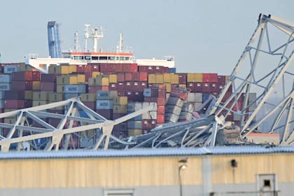 El marco de acero del puente Francis Scott Key se encuentra encima de un barco de contenedores después de que el puente colapsara en Baltimore, Maryland, el 26 de marzo de 2024.
