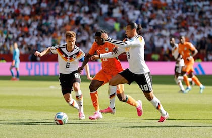 El marfileño acelera entre Joshua Kimmich y Leroy Sane en la Copa del Mundo; el atacante de 19 años se vistiría pronto de blanco.