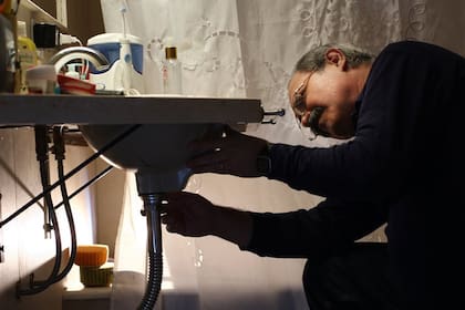 El "marido por hora"
Daniel Alonso, de 60 años, fundó Marido se Alquila, una empresa encargada de hacer los trabajos domésticos que cada vez menos personas saben resolver. "Me llaman hombres, mujeres