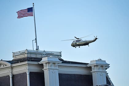 El Marine One, con el presidente estadounidense Donald Trump y la primera dama Melania a bordo, sale de la Casa Blanca en Washington, DC, en ruta a la Base Conjunta Andrews, Maryland, el 20 de enero de 2021
