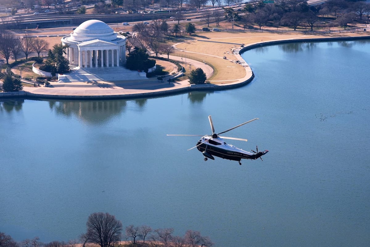 El Marine One sobrevuela el Jefferson Memorial, en Washington