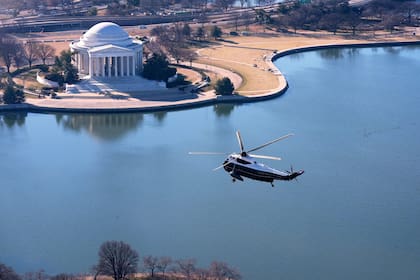 El Marine One sobrevuela el Jefferson Memorial, en Washington