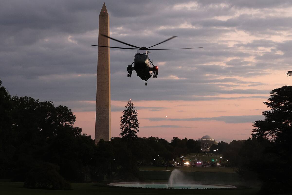 El Marine One traslada al presidente de Estados Unidos, Donald Trump, a la Casa Blanca desde el Centro Médico Militar Nacional Walter Reed, donde estuvo internado por coronavirus, el 5 de octubre de 2020 en Washington, DC