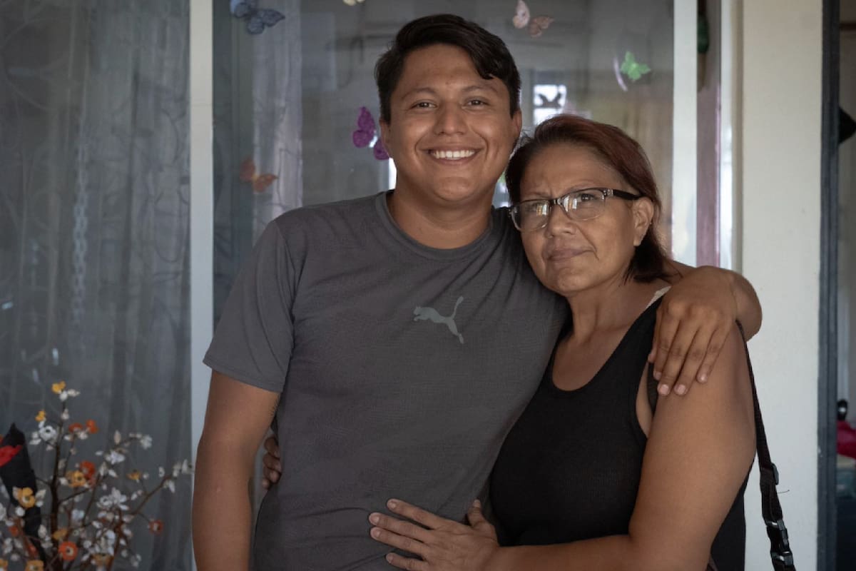 El marinero Marlon Valdez y su madre Ivonne Villagómez, el sábado en Acapulco