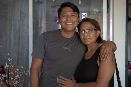 El marinero Marlon Valdez y su madre Ivonne Villagómez, el sábado en Acapulco