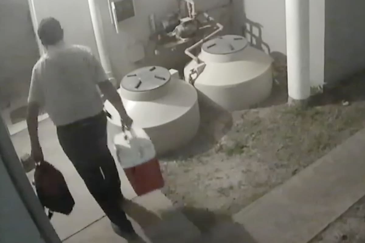 El marino retirado Carlos Guido Pérez ingresando en el edificio de Resistencia donde alquila un departamento