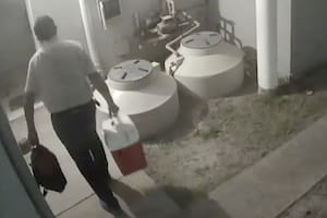 El marino retirado Carlos Guido Pérez ingresando en el edificio de Resistencia donde alquila un departamento