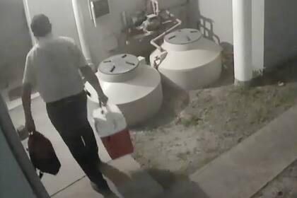 El marino retirado Carlos Guido Pérez ingresando en el edificio de Resistencia donde alquila un departamento