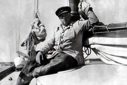 El marino Vito Dumas a bordo de su velero, Lehg II.