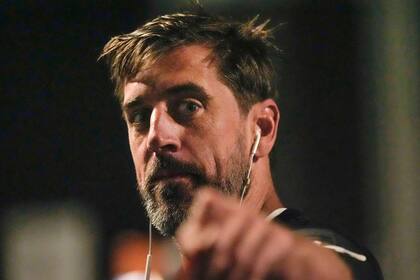 El mariscal de campo de los Jets de Nueva York, Aaron Rodgers, sale del vestuario en el Bank of America Stadium antes de un partido de fútbol americano de pretemporada de la NFL contra los Panthers de Carolina, el sábado 17 de agosto de 2024, en Charlotte, Carolina del Norte (AP Foto/Mike Stewart)