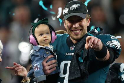 El mariscal de campo de los Philadelphia Eagles Nick Foles celebra con su hija Lily después de derrotar a los New England Patriots en el Super Bowl LII en el US Bank Stadium