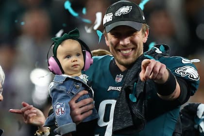 El mariscal de campo de los Philadelphia Eagles Nick Foles celebra con su hija Lily después de derrotar a los New England Patriots en el Super Bowl LII