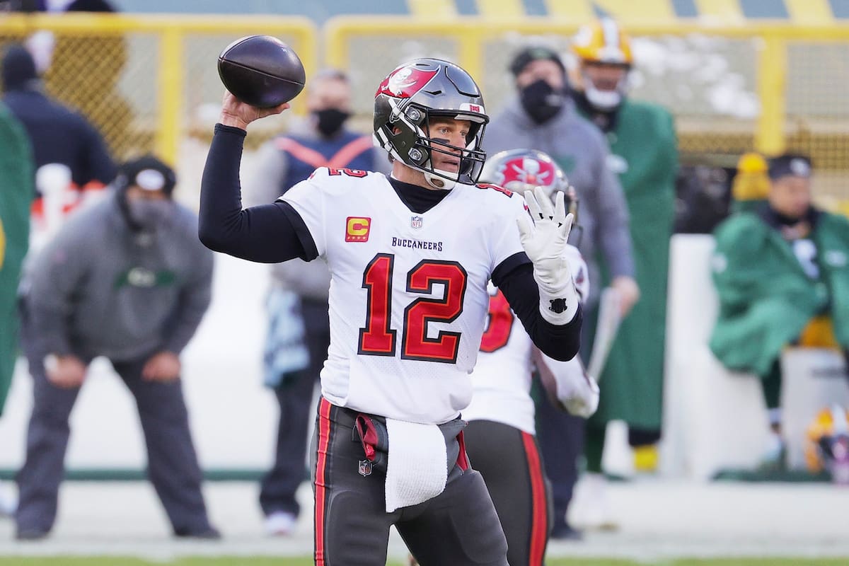 El mariscal de campo de los Tampa Bay Buccaneers, Tom Brady, duranre el partido de fútbol americano de la NFL por el campeonato de la NFC entre los Tampa Bay Buccaneers y los Green Bay Packers en Green Bay, Wisconsin, el domingo 24 de enero de 2021.