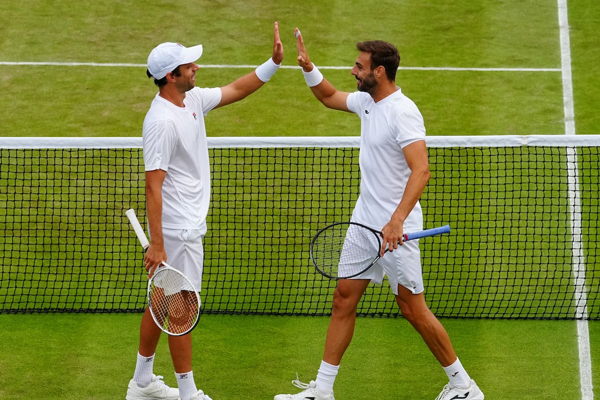 El marplatense Horacio Zeballos y el catalán Marcel Granollers vencieron al tandilense Machi González y al italiano Simone Bolelli y disputarán la final de dobles masculino en Wimbledon.