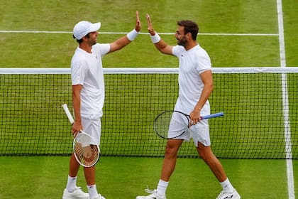 El marplatense Horacio Zeballos y el catalán Marcel Granollers vencieron al tandilense Machi González y al italiano Simone Bolelli y disputarán la final de dobles masculino en Wimbledon.