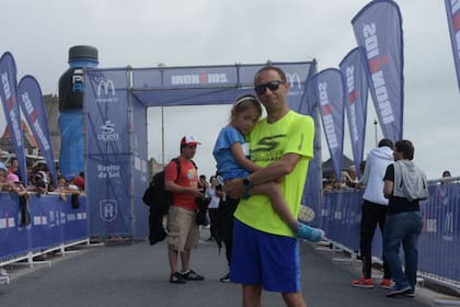 El marplatense Mastromarino junto con su hija Morena, antes de iniciar la carrera
