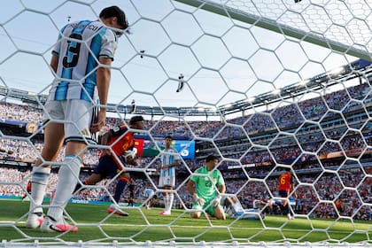 El marplatense se lamenta tras el gol español, cuando al partido ya le quedaban pocos minutos: héroe en Qatar 2022, esta vez la historia no tuvo final feliz