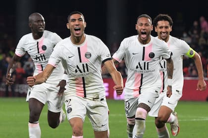 El marroquí Achraf Hakimi encabeza la celebración del segundo gol de PSG, decisivo para la victoria sobre Metz