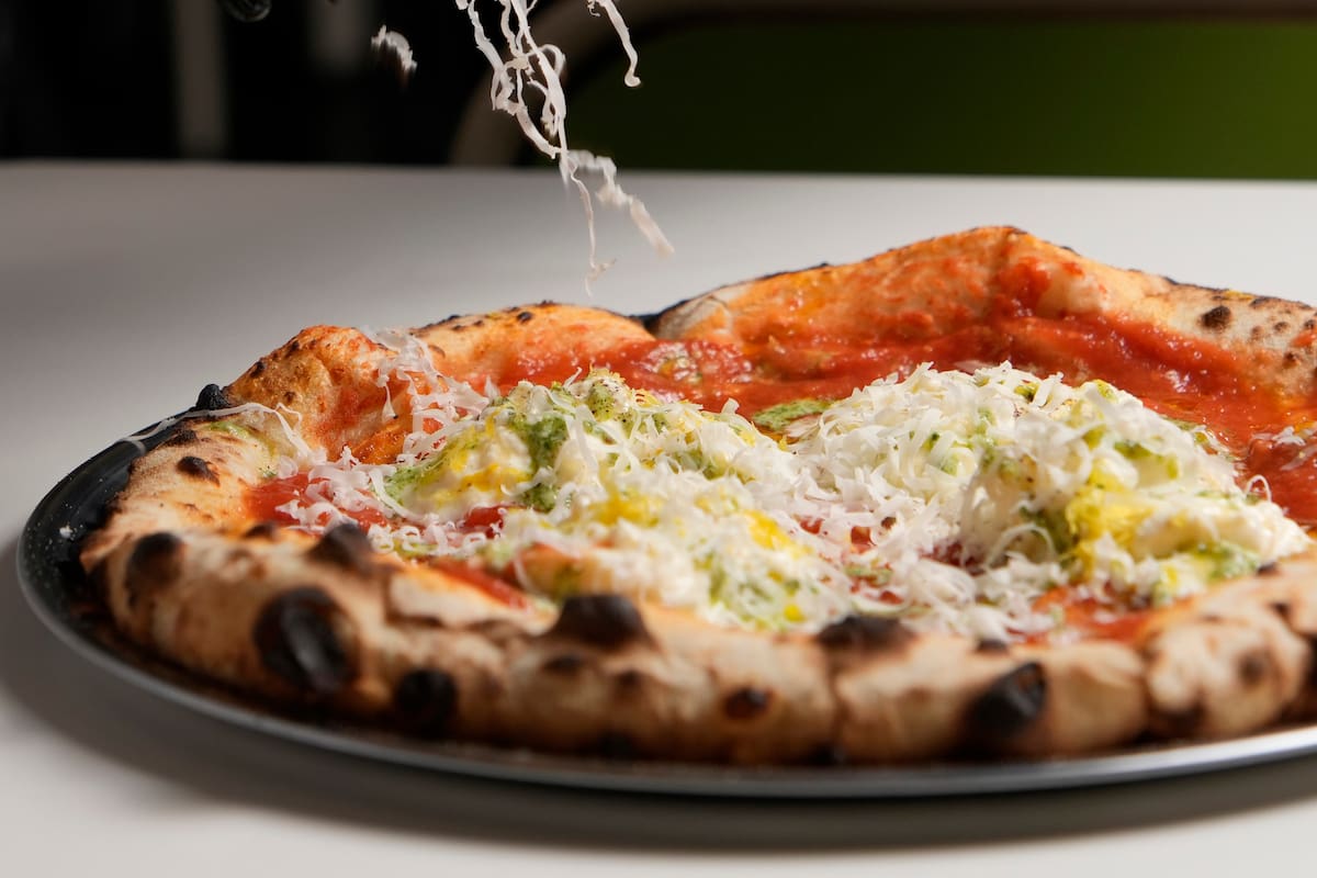 El martes 22 de septiembre, desde las 19.00, Eléctrica Pizza tomará la cocina de Strange 2, en Chacarita, para una edición de Pizza Birra Chaca