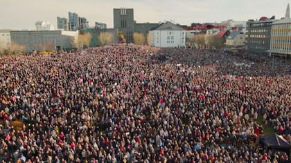 El martes 24 de octubre, decenas de miles de mujeres en Islandia se negaron a trabajar y salieron a las calles a manifestarse por la igualdad de género