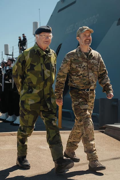 El martes 7 por la mañana, mientras las damas disfrutaban de una exposición de la artista danesa Marie Kroyer, los monarcas se vestían con sus uniformes militares y visitaban el regimiento anfibio de Estocolmo.