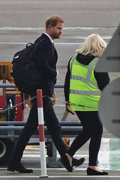 El martes a la mañana Harry llegó a Londres para visitar a su padre. Tuvieron un encuentro de cuarenta y cinco minutos y no se sabe hasta cuándo se quedará. Su mujer, Meghan Markle y sus hijos, Archie y Lilibet, quedaron en su casa de California.