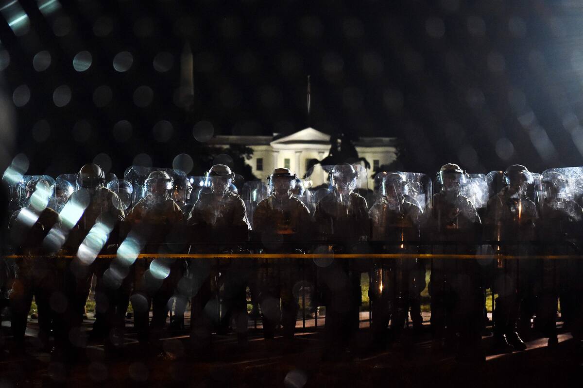 El martes en la noche, pese al toque de queda, un multitud seguía congregada frente a la Casa Blanca
