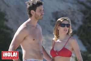 El martes, ¡HOLA! Argentina encontró a la pareja en las playas esteñas.
