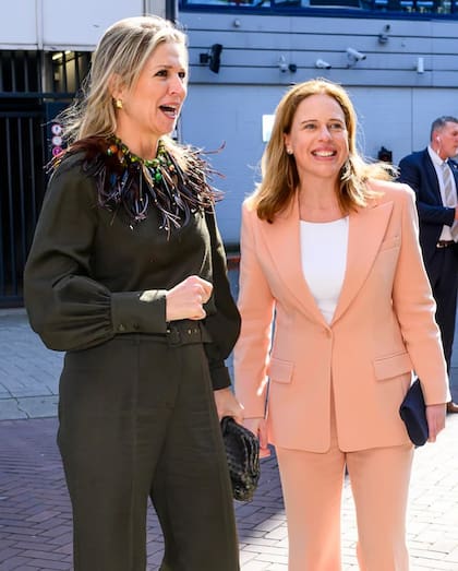El martes la reina Máxima visitó la organización Quardin, la cual está enfocada en brindarle a los jóvenesm herramientas de desarrollo personal a través del arte y la cultura (Foto: Instagram @queen.maxima / @patrickvkatwijk)