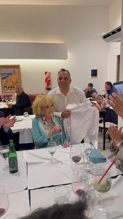 El martes pasado, Montenegro cocinó para Mirtha Legrand, quien le autografió su chaqueta de cocinero