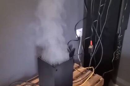 El martes salió a la venta la Xbox Series X, y aparecieron videos que mostraban humo saliendo de su interior; es un engaño usando vapor, y la compañía salió a pedir que no lo sigan haciendo