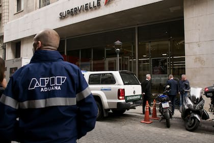 El martes se allanaron 20 bancos de la city porteña. Esta semana, el Gobierno le pedirá a la Justicia que cruce llamadas de sus empleados para determinar quiénes participaron en operaciones fraudulentas relacionadas al dólar.